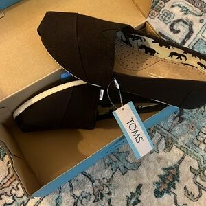 TOMS original, BNWT- women’s size 7, color-black